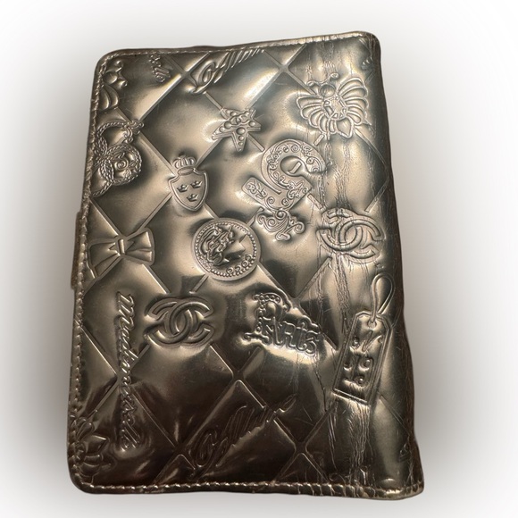 Chanel Gold Patent Lucky Symbols Agenda Preloved ✨Limited Edition✨ - Picture 2 of 9